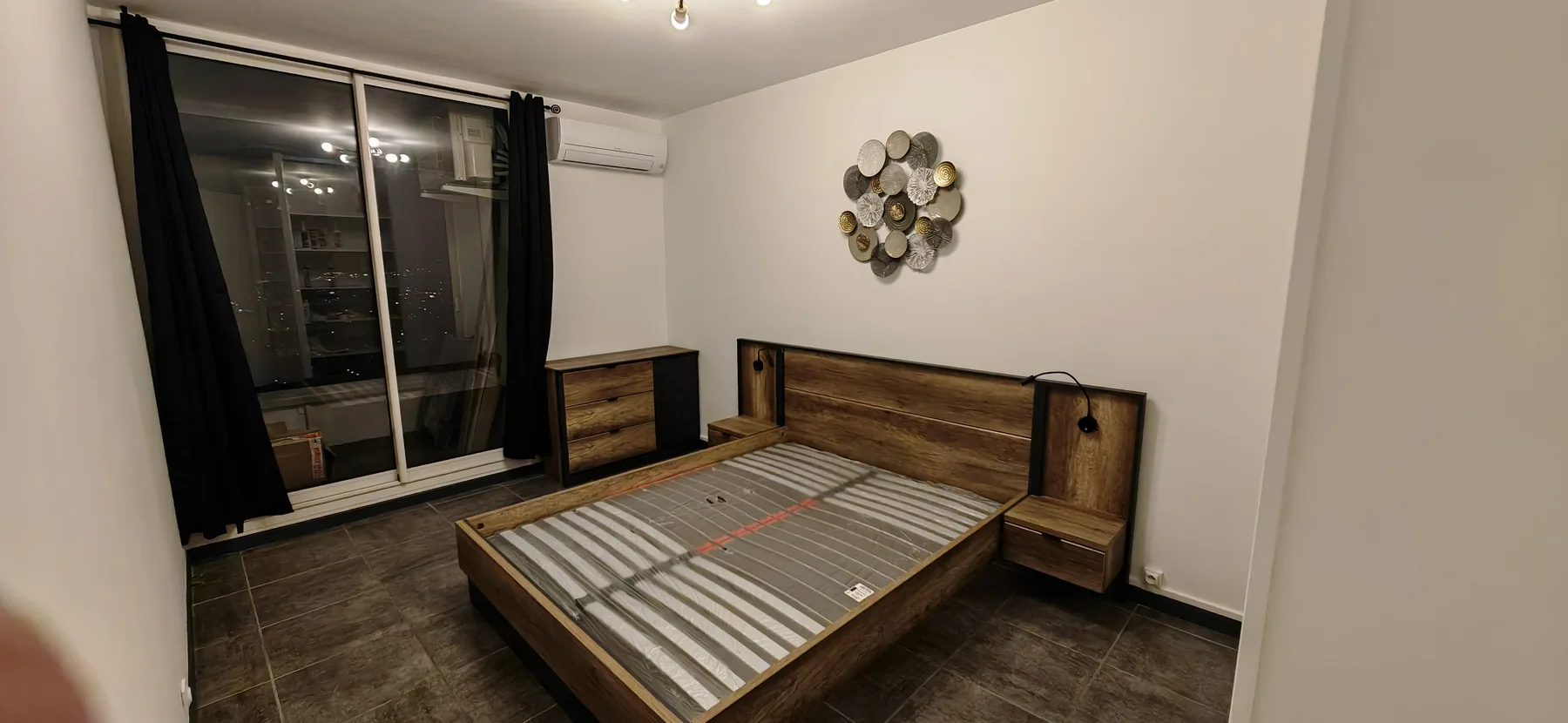 Chambre remise en état avec finitions claires