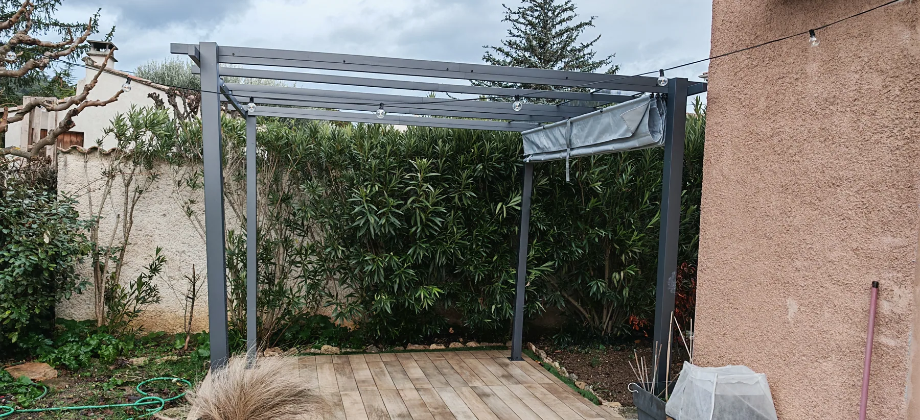 Structure de pergola installée sur une terrasse